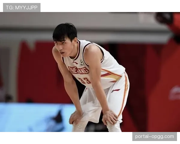 特写：吴前命中超远三分后向客场观众做出“收声”手势